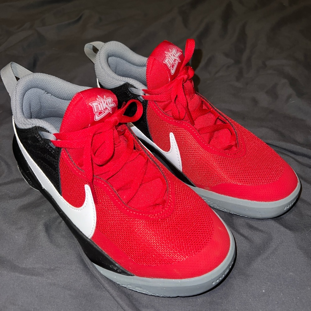Nike Team Hustle D 10 - Boys basketball shoes size 4.5Y